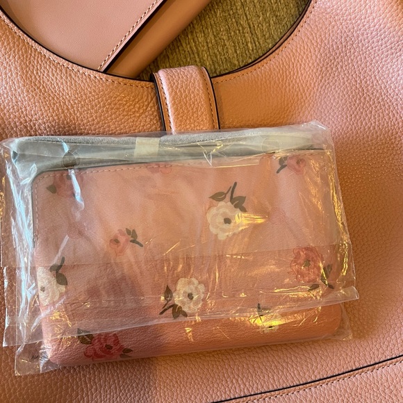 TODAY!! NWT! Coach Petal Pink Small Hobo 5 set- - Picture 10 of 14